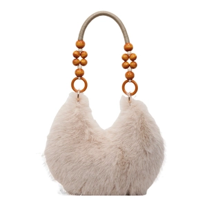 Sac à épaule en fausse fourrure beige avec poignée perlée ethnique et forme de croissant