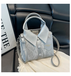 Détail du sac à main style chemise avec col à revers, poches et bandoulière réglable