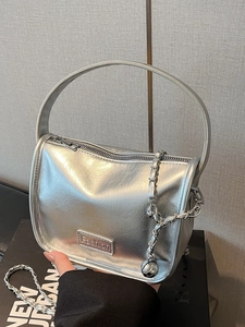 Sac bandoulière argenté métallisé avec poignée ronde en métal et détail de chaîne