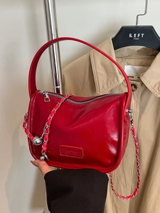 Sac à main rouge brillant pour femme avec bandoulière chaîne argentée et poignée
