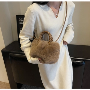 Détail d'un sac en fausse fourrure douce avec poignée en cuir tressé et bandoulière