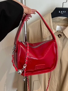Sac à bandoulière en cuir verni rouge avec chaîne argentée et poignée chic