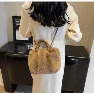 Détail du sac à main en peluche marron avec anse tressée et texture douce sur robe crème