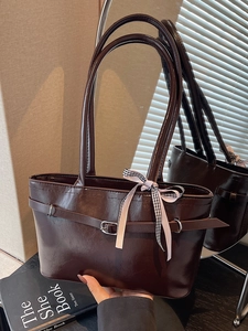 Borsa sottobraccio in pelle marrone scuro retrò con fiocco e spalline sottili