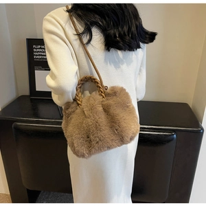 Détail de la texture en fausse fourrure douce et de la poignée en cuir tressé du sac