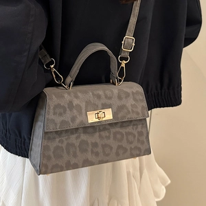 Elegante graue Umhängetasche mit Leopardenmuster, Goldschloss und Wildleder-Finish