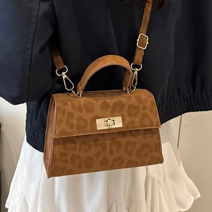 Elegante Umhängetasche mit braunem Leopardenmuster und goldenem Drehverschluss für Damen