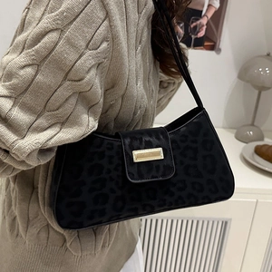 Sac sous le bras à motif léopard élégant avec boucle dorée porté à l'épaule en automne