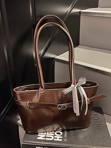 Borsa tote marrone scuro in ecopelle con fibbia argento e nastro a scacchi bianco e nero