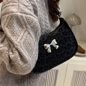 Sac Sous le Bras à la Mode avec Imprimé Léopard pour Femmes Sac Hobo en Cuir PU avec Décoration Papillon en Métal