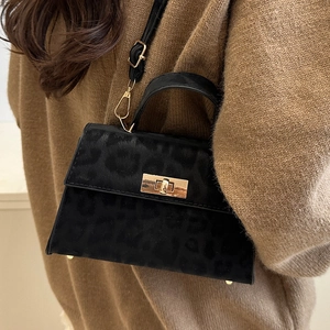 Schicke schwarze Handtasche mit Leopardenmuster, Goldschloss und Schultergurt