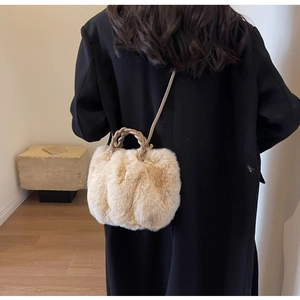 Détail du sac en fausse fourrure kaki doux avec poignée en cuir et bandoulière