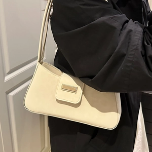 Sac sous le bras crème chic avec boucle dorée au look rétro élégant pour femme