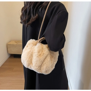 Détail du sac nuage en fausse fourrure beige avec poignée tressée et plis souples
