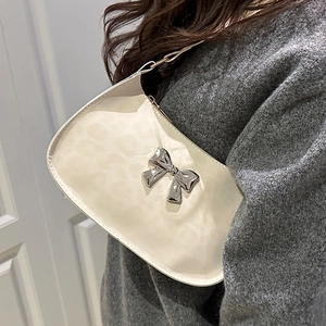 Sac sous le bras blanc cassé avec texture léopard et nœud papillon en métal argenté