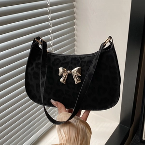 Sac à bandoulière chic à motif léopard noir avec un nœud doré élégant