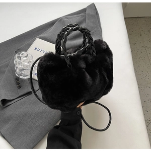Détail du sac en fausse fourrure noire avec poignée tressée et bandoulière amovible
