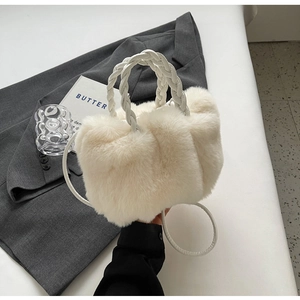 Détail du sac nuage en fausse fourrure blanche avec anses tressées et style minimaliste