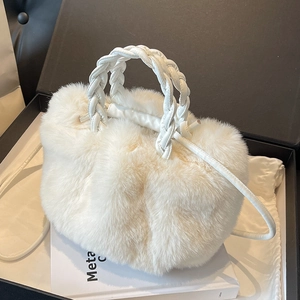 Sac à main en fausse fourrure blanche avec anse tressée et bandoulière en boîte cadeau