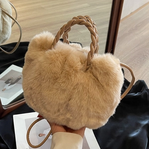 Sac à main chic en fausse fourrure beige avec poignée en cuir tressé et bandoulière pour l'hiver