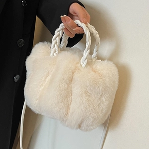 Sac à main chic en fausse fourrure blanc cassé avec anses en cuir tressé et bandoulière