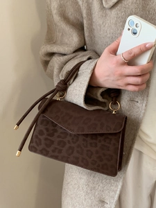 Fashionable leopard print crossbody bag with knotted handle for winter outfits