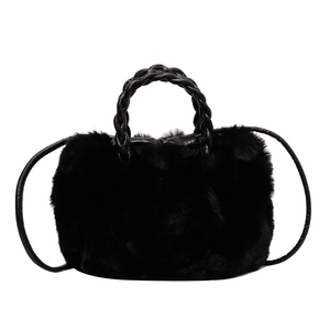 Sac bandoulière noir en fausse fourrure avec poignée tissée pour un look d'hiver élégant