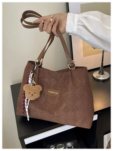 Détail du sac fourre-tout en velours côtelé marron avec matelassage en losange