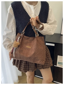 Sac cabas en toile matelassée marron avec lanières en cuir et pendentif ours
