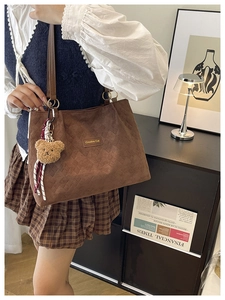 Détail du sac cabas en velours côtelé avec écusson Creative Cat et breloque ours