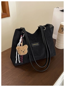 Détails du sac fourre-tout noir en velours côtelé matelassé avec charme d'ours brun