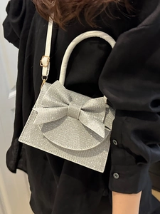 Lussuosa borsa a mano con strass argentati e fiocco grande con doppie tracolle