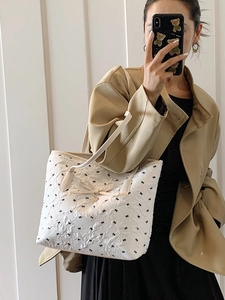 Grand sac cabas blanc avec motifs de nœuds noirs et pendentif en forme de cœur