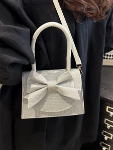 Borsa da sera con strass argento, fiocco grande e tracolla bianca rimovibile