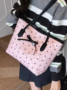 Sac fourre-tout plissé rose avec imprimés nœuds noirs et pendentif cœur pour femme