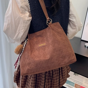 Grand sac cabas marron en toile matelassée avec foulard et pompon pour femme