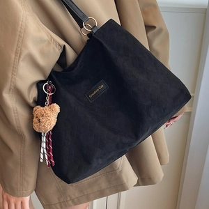 Sac cabas noir matelassé avec pendentif ours et logo Creative Cat pour étudiante