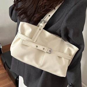 Elegante borsa tote in ecopelle bianco crema con dettagli fibbia e tracolla regolabile