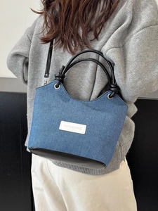Sac Seau en Denim pour Femmes Mode Minimaliste Urbain Surpiqûres Épissage Sac à Bandoulière Main Avec Poignée en Cuir Patch