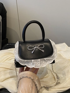 Mini borsa chic in pelle nera con bordo in pizzo bianco e fibbia a fiocco argento