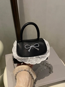 Elegante borsa in pelle nera con bordo in pizzo bianco e dettaglio fiocco argento