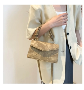 Detailed view of the vintage envelope crossbody bag with knot handle and marble texture