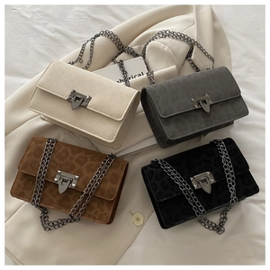 Detailansicht von vier Taschen mit Leopardenmuster und soliden Farben mit Metallkette
