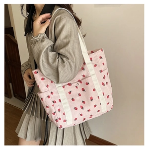 Détail du sac fourre-tout en velours côtelé avec imprimé fraise et bandoulière beige