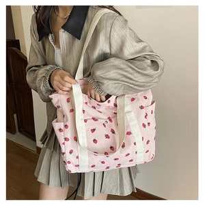 Sac cabas en velours côtelé rose avec motifs fraises et bandoulières blanc crème