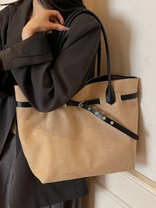 Minimalistische khakifarbene Wildleder-Einkaufstasche mit schwarzen Riemen für den Alltag