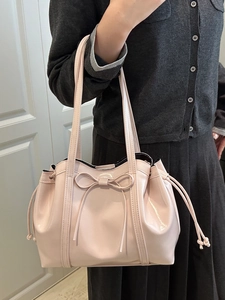 Classic large capacity pale pink patent leather tote bag with elegant bow detail