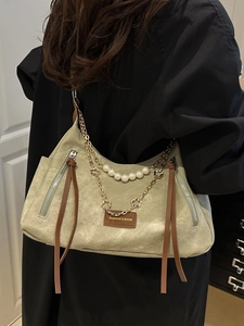 Sac Hobo en toile kaki avec chaîne en perles et fermeture éclair, vue de l'arrière