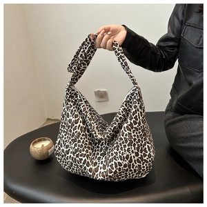 Detail einer Canvas-Tasche mit Leopardenmuster, breitem Gurt und großem Fassungsvermögen