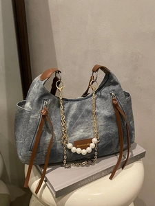 Sac fourre-tout en denim délavé avec anses en cuir marron et chaîne dorée